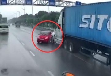 Hú vía với tình huống ô tô con ‘làm xiếc’ trước đầu xe container trên cao tốc