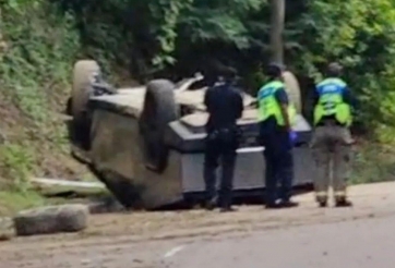 Bán tải điện Tesla Cybertruck nằm ‘phơi bụng’ trên đường sau tai nạn