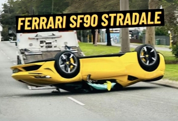 Siêu xe Ferrari SF90 Stradale giá hàng chục tỷ đồng lật ngửa giữa đường sau va chạm