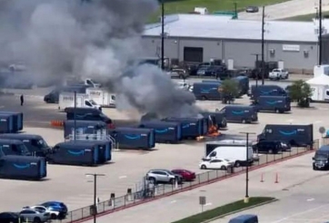 Nhiều ô tô điện giao hàng của Amazon bất ngờ bốc cháy giữa trời nắng nóng