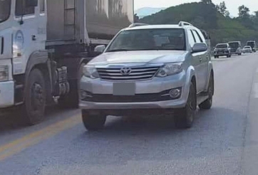 Thót tim với tình huống vượt ẩu ‘như tự sát’ của xe SUV trên cao tốc Nội Bài - Lào Cai