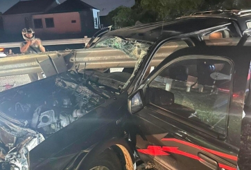 Nghệ An: Xe bán tải bị dải hộ lan đâm xuyên, tài xế nguy kịch