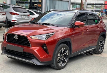 Toyota Yaris Cross HEV 2023 chạy ‘lướt’ 1 năm trượt giá ngang một chiếc Honda SH350i