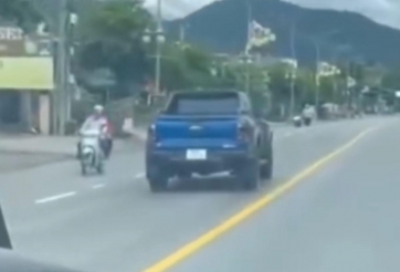 Hú vía với tình huống xe bán tải bất ngờ đánh võng giữa bốn làn đường