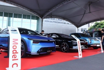 Nhà sản xuất iPhone ra mắt 2 mẫu xe điện mới, hợp tác với công ty từng thiết kế xe VinFast