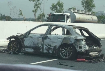 Xe sang Porsche cháy trơ khung sau tai nạn trên cao tốc Hà Nội - Hải Phòng