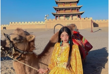 TikToker Hằng Du Mục gây sốt với những video khám phá những địa điểm du lịch nổi tiếng tại Trung Quốc