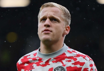 Van de Beek khiến nội bộ Man Utd lục đục