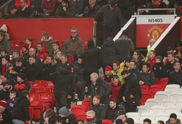 Chứng kiến cảnh đội bóng thân yêu bị ‘hạ nhục’, fan MU có hành động lạ