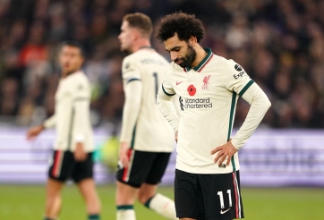 Hàng thủ chơi như mơ ngủ, Liverpool lần đầu nếm trái đắng ở NHA