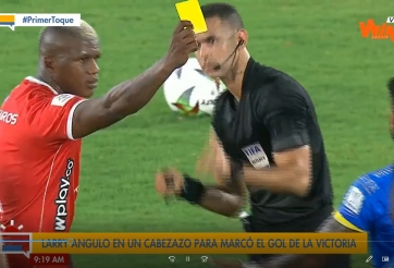 Tình huống rút thẻ ‘hài hước nhất thế giới’, cầu thủ làm thay nhiệm vụ của trọng tài