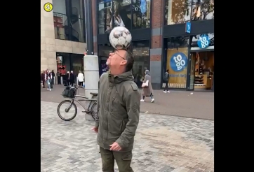 Màn 'nhảy múa với trái bóng' của Ralf Rangnick phiên bản đường phố