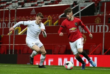 Làm mới hàng thủ, Mourinho gây bất ngờ với 'ngôi sao đa năng' của MU?