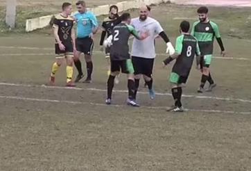 Thủ môn 37 tuổi lập hat-trick tại giải đấu châu Âu