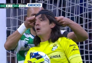 VIDEO: Thủ môn ‘lên đồng’, cản penalty rồi cứu thua thêm 3 lần liên tiếp