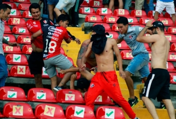 Cổ động viên ‘tác động vật lý’ lên nhau, 17 người ra đi mãi mãi