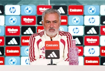 Bị hỏi điểm yếu Barca, Mourinho đáp một câu khiến cả phòng họp báo bật cười