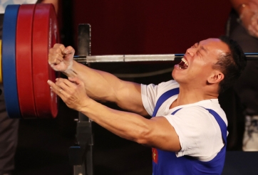 Vượt lên chấn thương, Lê Văn Công xuất sắc giành huy chương bạc cử tạ thế giới