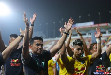 CĐV Hải Phòng trèo lên mái nhà xem HAGL thi đấu