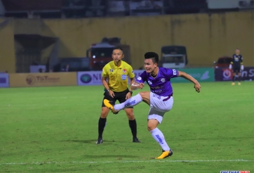 Quang Hải bị hàng phòng ngự trứ danh của Viettel 'bắt chết'