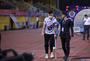 Tuyển thủ Việt Nam chống nạng tới cổ vũ Viettel