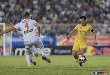 Văn Quyết bị hàng phòng ngự HAGL 'bắt chết' trong ngày trở lại