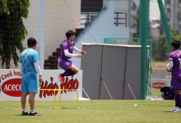 Công Phượng và đồng đội 'phơi thóc' dưới trời nắng 38 độ