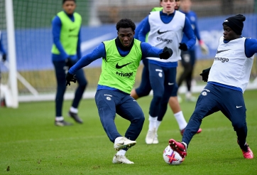 Phải chật vật tìm chỗ đứng, 'cầu thủ đáng yêu nhất Chelsea' được mở đường hồi hương