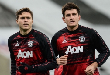 Maguire đá cặp Lindelof: 'Cơn ác mộng' trở lại với MU