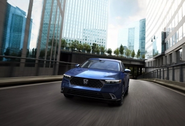 Toyota và Honda ồ ạt chiêu mộ nhân tài để đấu Tesla