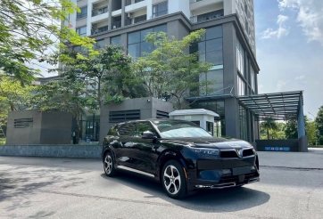 VinFast VF9 lăn bánh vỏn vẹn 700 km, còn nguyên nilon được rao bán với mức giá khó tin