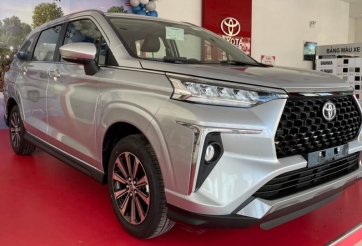 Toyota Veloz Cross tiếp tục giảm giá 'kịch sàn', quyết đua doanh số với Xpander