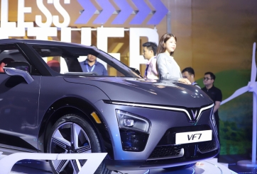 Ảnh thực tế VinFast VF7: Điểm nhấn đuôi xe