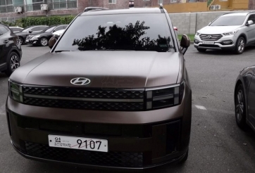 Hyundai Santa Fe 2024 tiếp tục lộ diện trên phố với màu sơn nâu nhám gây chú ý