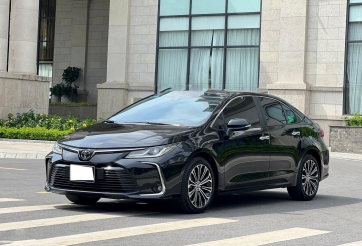 Sau 1 năm lăn bánh, Toyota Corolla Altis cũ xuống giá khó tin
