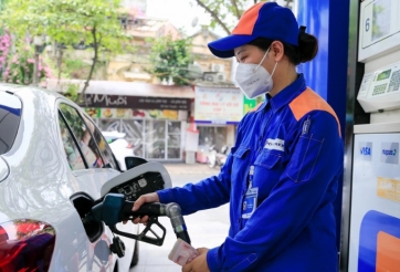 Giá xăng trong nước tiếp tục tăng mạnh, RON 95 vượt 24.000 đồng/lít