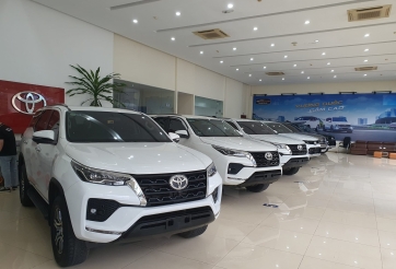 Toyota Fortuner giảm giá cực 'sốc', quyết đua doanh số với Ford Everest