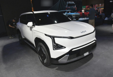 Lộ thêm ảnh thực tế KIA EV5 chạy trên đường phố, cạnh tranh với VinFast VF7 nếu về Việt Nam