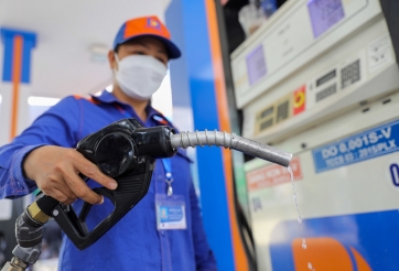 Giá xăng trong nước bất ngờ đứng im sau 6 lần tăng liên tiếp