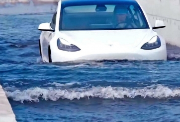 Cái kết đắng cho chủ xe Tesla liều lĩnh lái qua đoạn đường ngập nước
