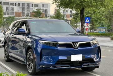 Ngỡ ngàng giá chào bán của VinFast VF9 'siêu lướt' lăn bánh vỏn vẹn vài nghìn km