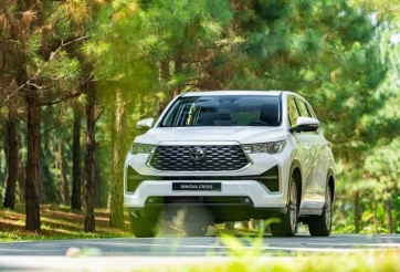 Toyota Innova Cross khan hàng, đại lý chào bán 'bia kèm lạc' 40 - 50 triệu đồng
