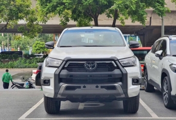 Cận cảnh Toyota Hilux 2023 bản cao cấp nhất tại Việt Nam, thêm trang bị đấu Ford Ranger Wildtrak
