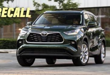 Toyota thu hồi hơn 750.000 xe SUV do cản trước có thể 'rụng bất thình lình'