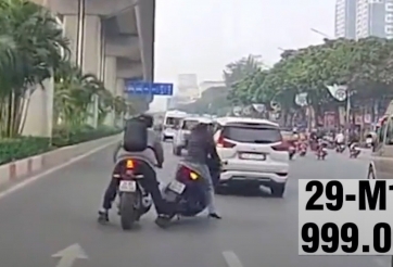Nam thanh niên lái mô tô tông trúng một phụ nữ đi Honda SH rồi bỏ chạy