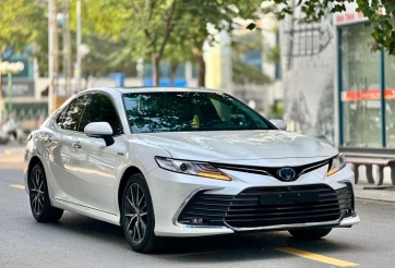 Lăn bánh chưa đầy 1 năm, Toyota Camry Hybrid 'siêu lướt' rớt giá khó tin