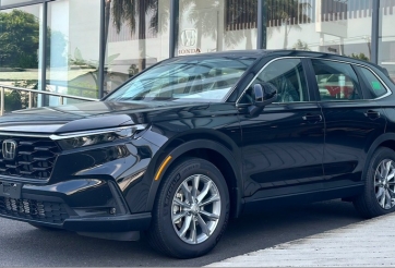 Khan hàng dịp cuối năm, nhiều ô tô bị bán 'bia kèm lạc' tại đại lý