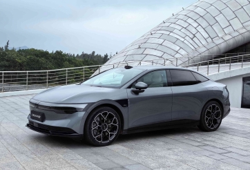 Sedan điện sạc 15 phút chạy hơn 600 km ra mắt, giá quy đổi từ hơn 700 triệu đồng