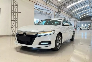 Đại lý xả kho, đối thủ của Toyota Camry giảm giá 'kịch sàn' tới 240 triệu đồng