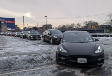 Khủng hoảng trạm sạc: Hàng dài xe điện Tesla nối đuôi nhau chờ vào sạc pin